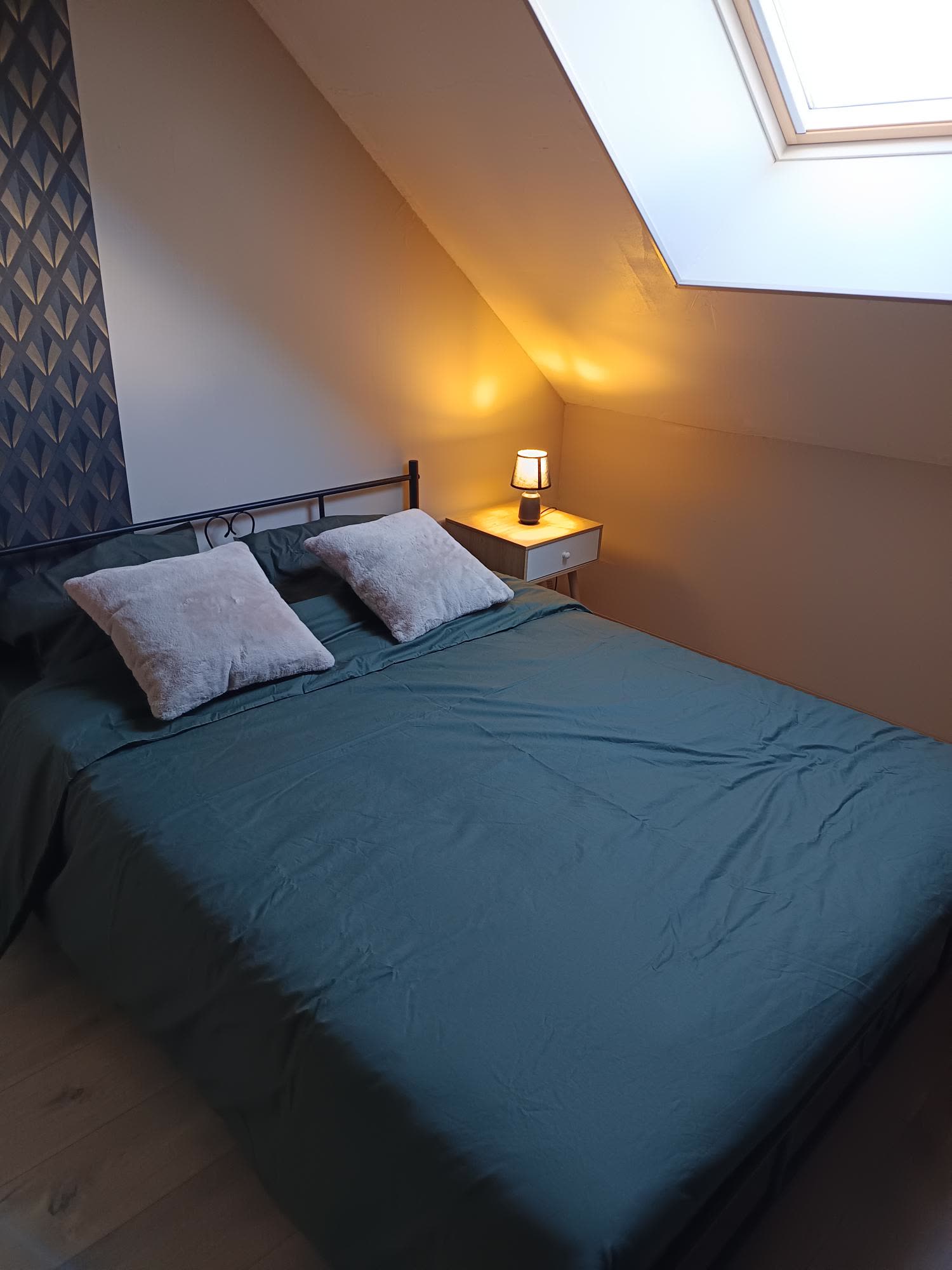 Chambre principale, lit double sous velux