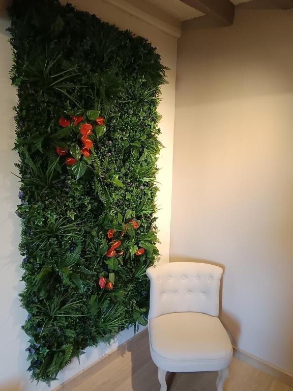 Mur végétal du salon et fauteuil crapaud blanc