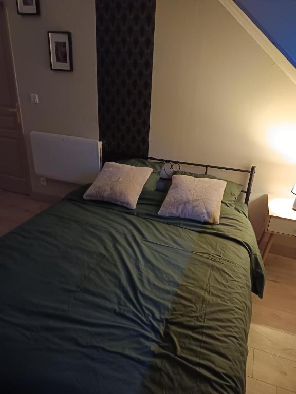 Chambre avec tête de lit habillée du papier peint art-déco
