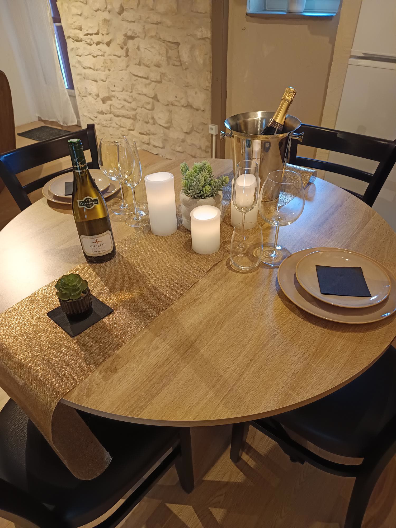 Table dressée pour deux, bougies et champagne